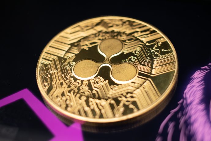 Eine XRP-Münze auf schwarzem Hintergrund