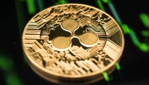 Eine XRP-Münze auf einem grünen Hintergrund