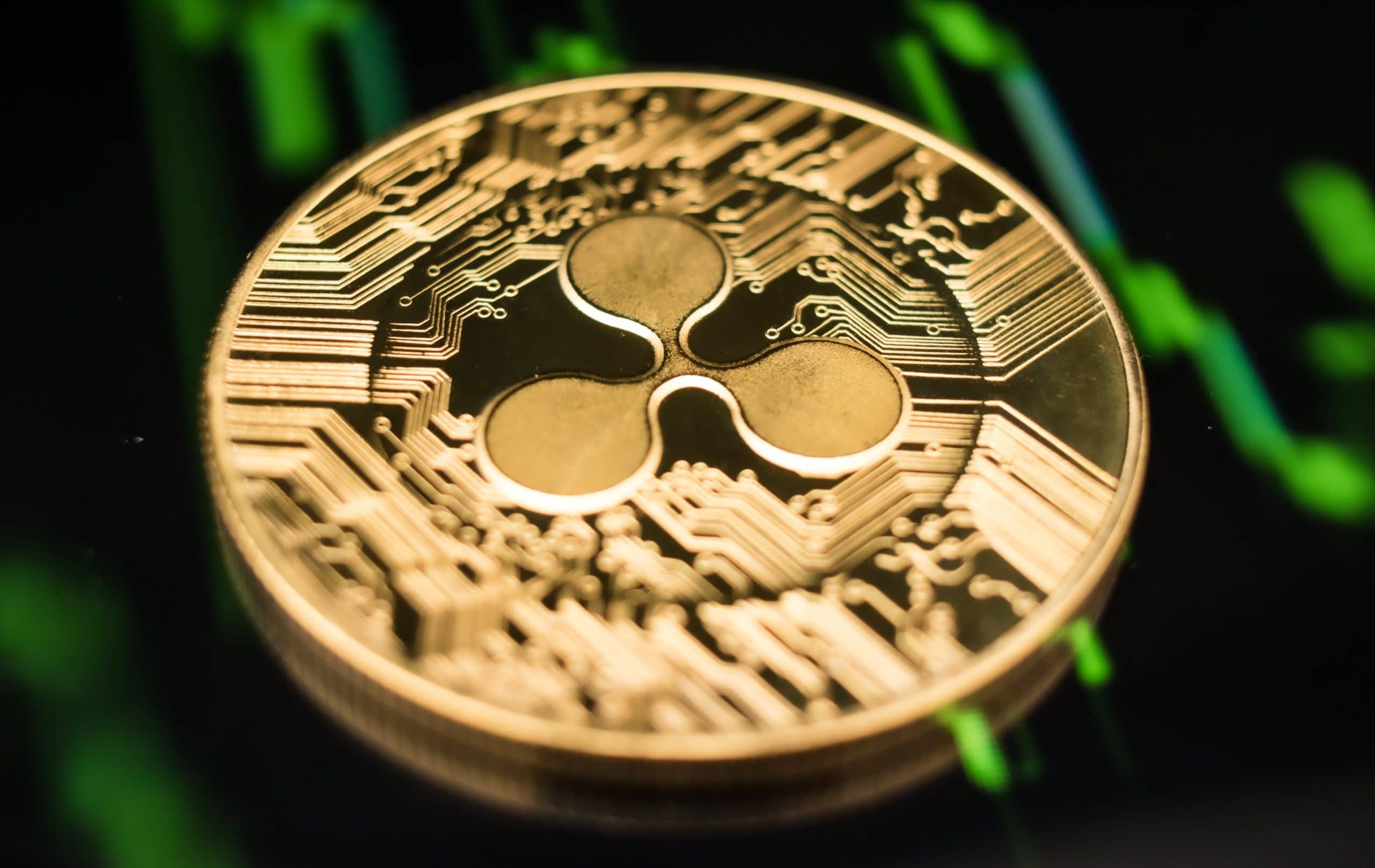 Eine XRP-Münze auf einem grünen Hintergrund
