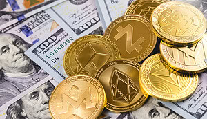 Ein Haufen verschiedener vergoldeter Altcoin-Münzen liegt auf mehreren US-Dollar-Noten.