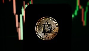Bitcoin-Münze vor einem Kurschart.