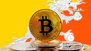 Eine Bitcoin-Münze vor der bhutanischen Landesflagge.