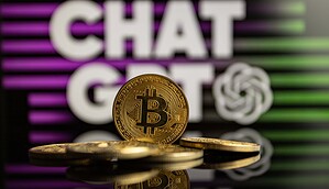 Ein Stapel physischer Bitcoin-Münzen wird vor einem verschwommenen ChatGPT-Logo mit grünen und lila Streifen im Hintergrund angezeigt.