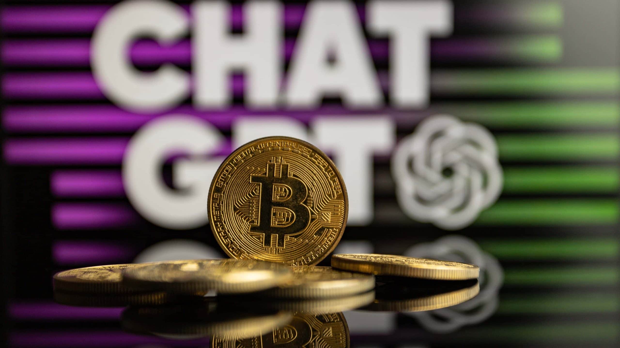 Ein Stapel physischer Bitcoin-Münzen wird vor einem verschwommenen ChatGPT-Logo mit grünen und lila Streifen im Hintergrund angezeigt.