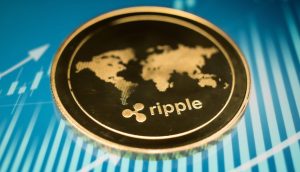 Eine Nahaufnahme einer XRP-Münze mit einem Weltkartenmotiv auf blauem Hintergrund mit Finanzgrafikelementen.