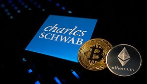 Das Logo von Charles Schwab neben einer Bitcoin- und Ethereum-Münze.