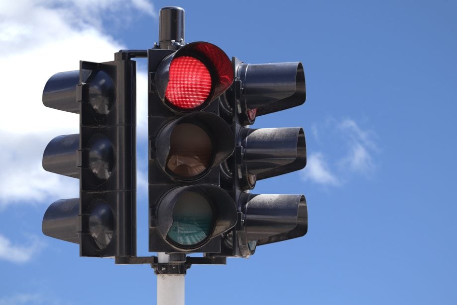 Das Bild zeigt eine rote Ampel, die symbolisch für die Pause bei Coinbase steht.