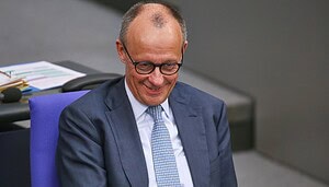 Das Bild zeigt Bundeskanzler Friedrich Merz (CDU), wie er vielleicht eine Krypto-Reform beschließt.