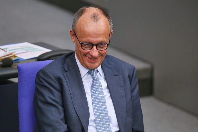 Das Bild zeigt Bundeskanzler Friedrich Merz (CDU), wie er vielleicht eine Krypto-Reform beschließt.