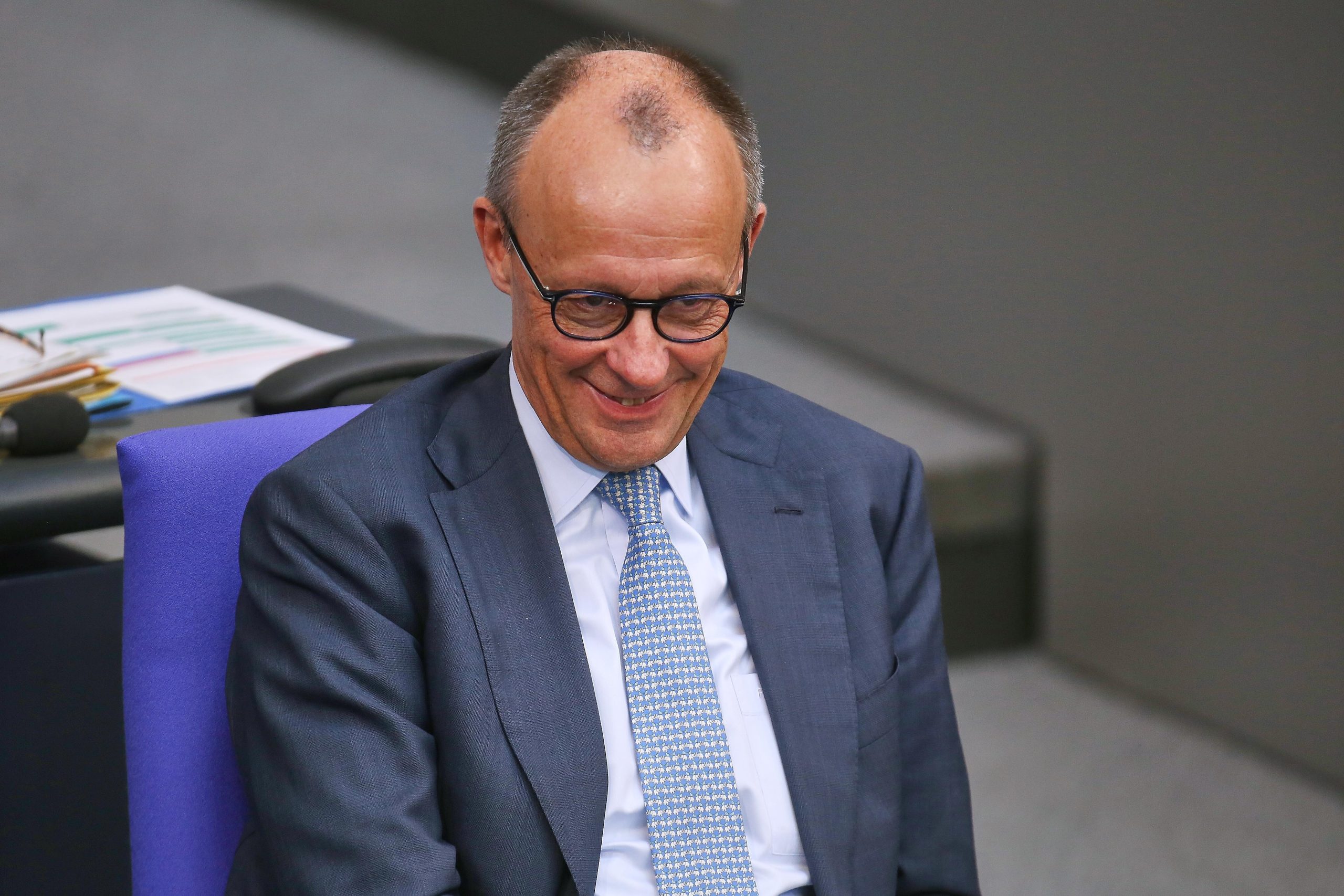 Das Bild zeigt Bundeskanzler Friedrich Merz (CDU), wie er vielleicht eine Krypto-Reform beschließt.