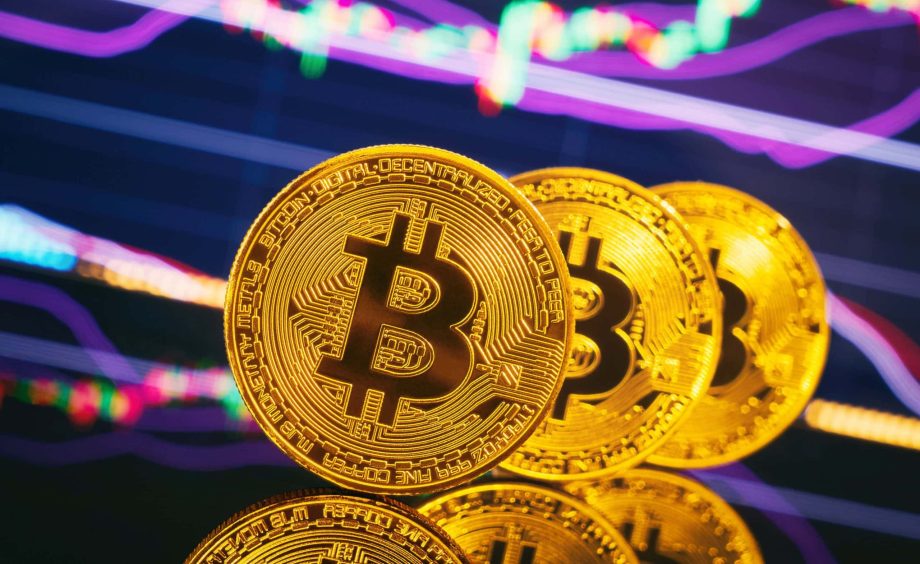 Bitcoin-Münzen vor einem lila Hintergrund