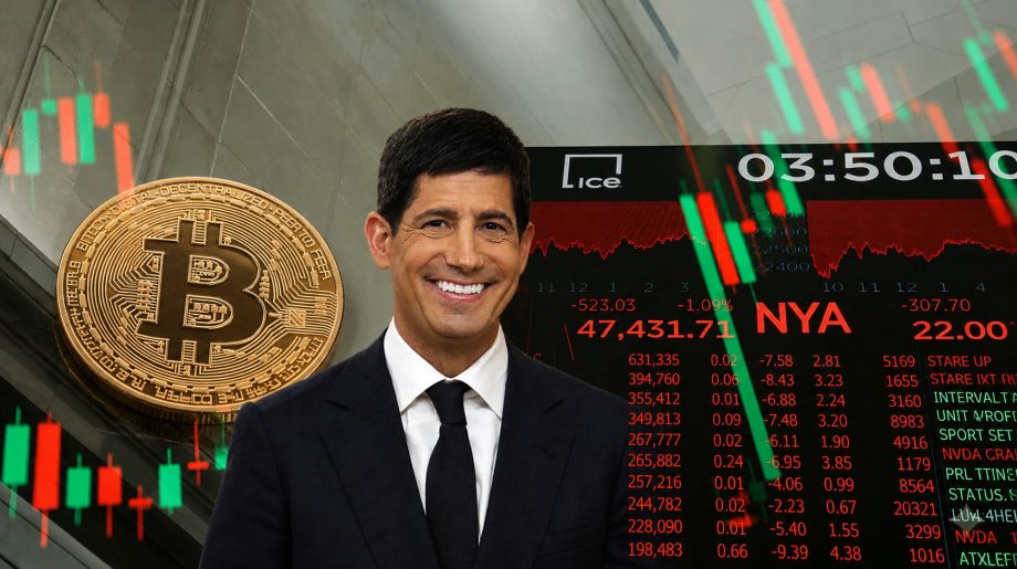 Fed-Chef Kevin Warsh steht in einem dunklen Anzug vor einem Hintergrund aus Bitcoin-Münze, Börsencharts und roten sowie grünen Candlestick-Kursanzeigen. Die große goldene Bitcoin-Münze ist links deutlich sichtbar, während rechts ein Börsenmonitor mit fallenden Kursen und Marktdaten zu sehen ist.