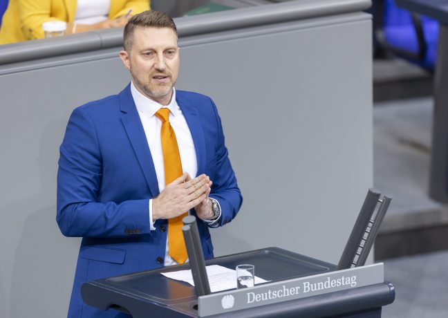 Das Bild zeigt AfD-Abgeordneten Dirk Brandes im Bundestag, wie er vielleicht über eine Bitcoin Haltefrist spricht.