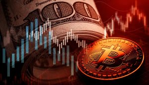 Nahaufnahme eines zusammengerollten 100-Dollar-Scheins mit eingeblendeten Kursdiagrammen und einer leuchtenden Bitcoin-Münze vor rotem Hintergrund. Die Kombination aus Fiatgeld, Krypto und Trading-Charts symbolisiert die Verbindung zwischen traditionellem Finanzmarkt und digitaler Währung.
