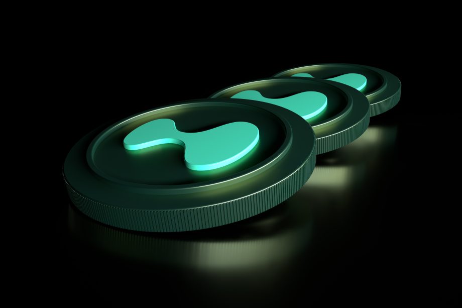 Mehrere Coins von Hyperliquid hintereinander aufgereiht.