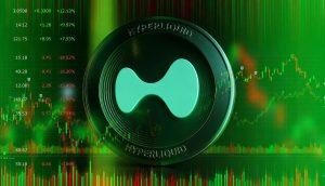 Eine digitale Trading-Szene mit grün leuchtendem Kurschart im Hintergrund. Im Zentrum befindet sich eine große, futuristische Hyperliquid-Münze mit türkisfarbenem Logo und metallischem Rand. Umgeben von Candlestick-Charts, Kurszahlen und Volumenbalken vermittelt das Bild die Atmosphäre eines dynamischen Kryptomarkts.