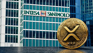 Eine XRP-Münze neben einem Bürogebäude der Intesa Sanpaolo.