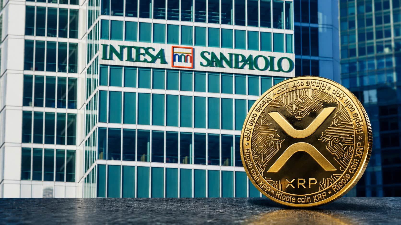 Eine XRP-Münze neben einem Bürogebäude der Intesa Sanpaolo.