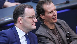 CDU-Politiker Jens Spahn und Olav Gutting im Bundestag während der Debatte, die symbolisch für die Bitcoin-Haltefrist steht.