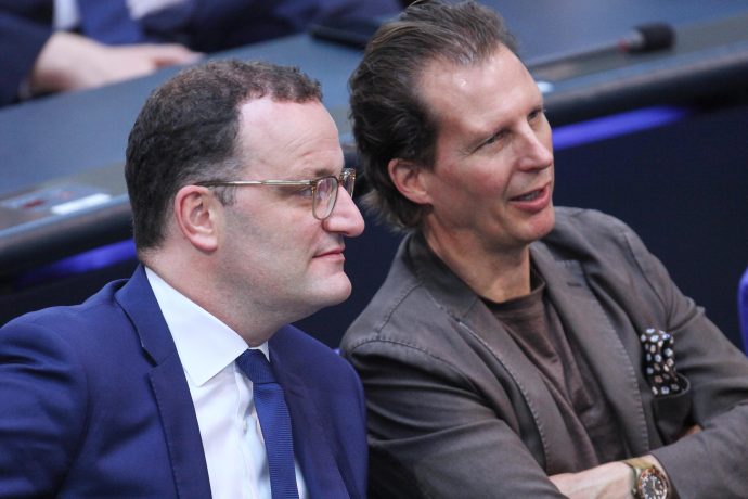 CDU-Politiker Jens Spahn und Olav Gutting im Bundestag während der Debatte, die symbolisch für die Bitcoin-Haltefrist steht.