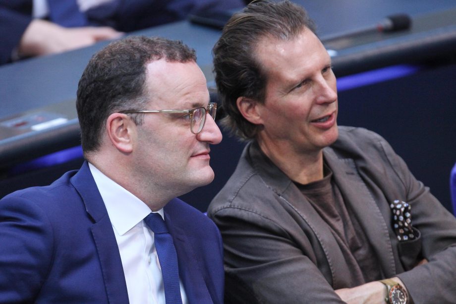 CDU-Politiker Jens Spahn und Olav Gutting im Bundestag während der Debatte, die symbolisch für die Bitcoin-Haltefrist steht.