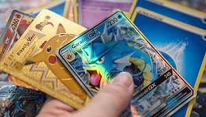 Das Bild zeigt Pokémon-Karten.