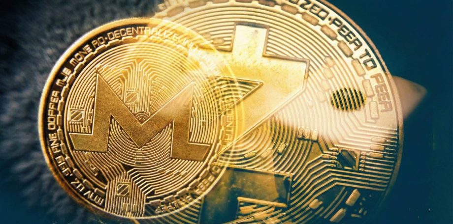 Digitale Währung, physische Silbermünze, Monero und ZCash. Monero-Nahaufnahme-Konzept.