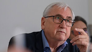 Michael Richter (CDU), Finanzminister und Minister für Wirtschaft, Tourismus, Landwirtschaft und Forsten von Sachsen-Anhalt sitzt mit Medienvertretern und Mitgliedern des Ministeriums für Finanzen an einem gedeckten Konferenztisch. Der Minister lud Journalisten und Journalistinnen zu einem Pressefrühstück ein, um über Finanz- und Wirtschaftsthemen zu sprechen.