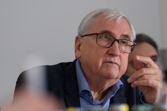 Michael Richter (CDU), Finanzminister und Minister für Wirtschaft, Tourismus, Landwirtschaft und Forsten von Sachsen-Anhalt sitzt mit Medienvertretern und Mitgliedern des Ministeriums für Finanzen an einem gedeckten Konferenztisch. Der Minister lud Journalisten und Journalistinnen zu einem Pressefrühstück ein, um über Finanz- und Wirtschaftsthemen zu sprechen.