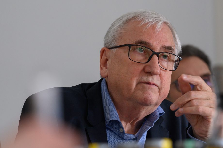 Michael Richter (CDU), Finanzminister und Minister für Wirtschaft, Tourismus, Landwirtschaft und Forsten von Sachsen-Anhalt sitzt mit Medienvertretern und Mitgliedern des Ministeriums für Finanzen an einem gedeckten Konferenztisch. Der Minister lud Journalisten und Journalistinnen zu einem Pressefrühstück ein, um über Finanz- und Wirtschaftsthemen zu sprechen.