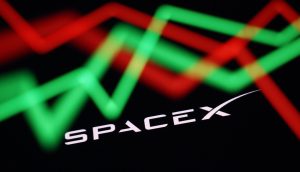 Das Logo von SpaceX vor einem roten und grünen Kursverlauf.
