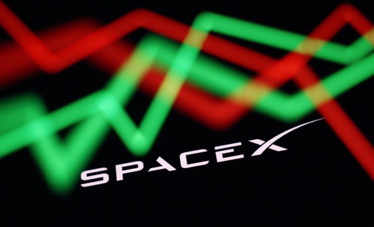 Wie wirkt sich der SpaceX IPO auf Krypto aus? Das Logo von SpaceX vor einem roten und grünen Kursverlauf.