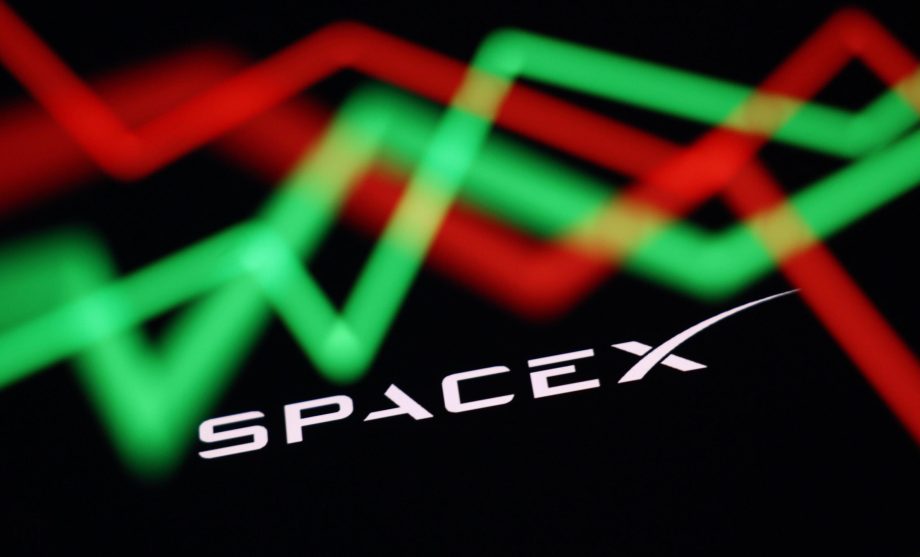 Das Logo von SpaceX vor einem roten und grünen Kursverlauf.