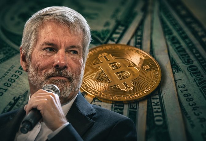 Goldene Bitcoin-Münze auf US-Dollar-Scheinen, in deren Oberfläche ein Porträt von Michael Saylor eingearbeitet ist. Das Bild ist dunkel ausgeleuchtet und erzeugt eine finanz- und kryptowährungsbezogene Atmosphäre.