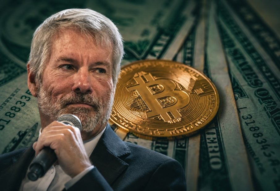Goldene Bitcoin-Münze auf US-Dollar-Scheinen, in deren Oberfläche ein Porträt von Michael Saylor eingearbeitet ist. Das Bild ist dunkel ausgeleuchtet und erzeugt eine finanz- und kryptowährungsbezogene Atmosphäre.
