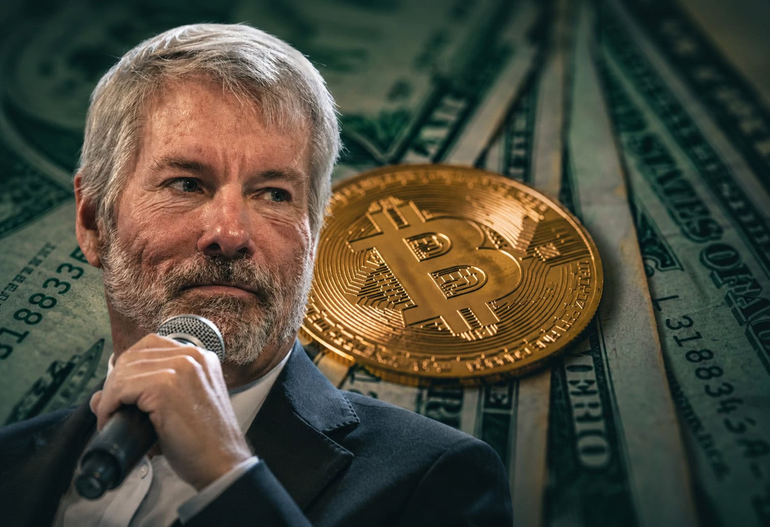 Goldene Bitcoin-Münze auf US-Dollar-Scheinen, in deren Oberfläche ein Porträt von Michael Saylor eingearbeitet ist. Das Bild ist dunkel ausgeleuchtet und erzeugt eine finanz- und kryptowährungsbezogene Atmosphäre.
