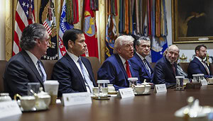Mitglieder der Trump-Administration sitzen neben dem US-Präsidenten.