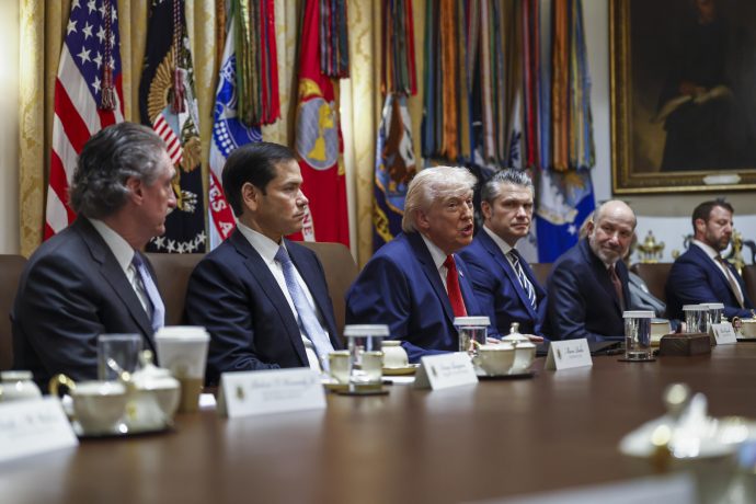 Mitglieder der Trump-Administration sitzen neben dem US-Präsidenten.