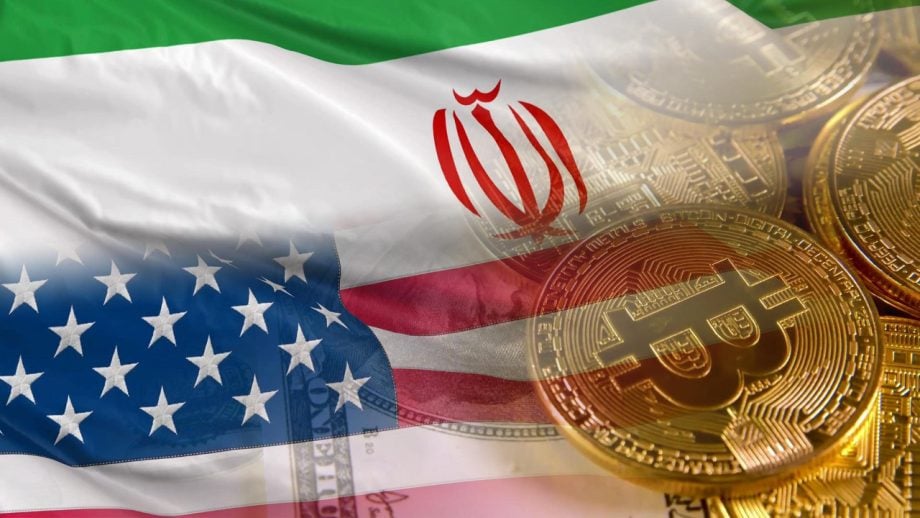 Das Bild zeigt die Flagge der USA und des Iran neben mehreren Bitcoin-Münzen.