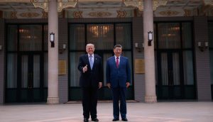 US-Präsident Donald Trump (links) posiert während eines Besuchs im Zhongnanhai-Garten in Peking für ein Foto mit dem chinesischen Präsidenten Xi Jinping.
