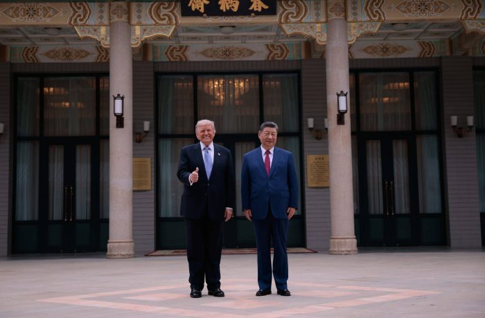 US-Präsident Donald Trump (links) posiert während eines Besuchs im Zhongnanhai-Garten in Peking für ein Foto mit dem chinesischen Präsidenten Xi Jinping.