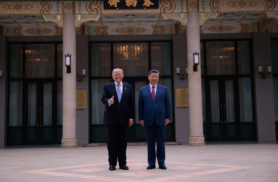 US-Präsident Donald Trump (links) posiert während eines Besuchs im Zhongnanhai-Garten in Peking für ein Foto mit dem chinesischen Präsidenten Xi Jinping.