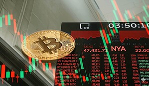 Bitcoin-Münze transparent vor einer Anzeigetafel an der Börse