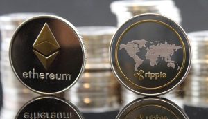 Das Bild zeigt eine XRP- und eine Ethereum-Münze.
