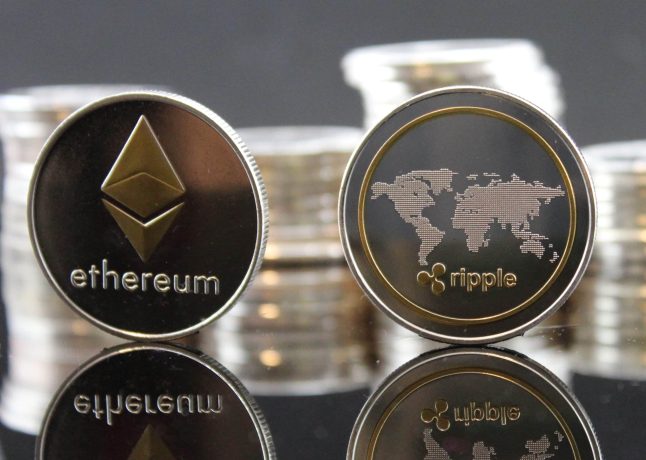 XRP und Ethereum kämpfen um Kapital. Das Bild zeigt eine XRP- und eine Ethereum-Münze.