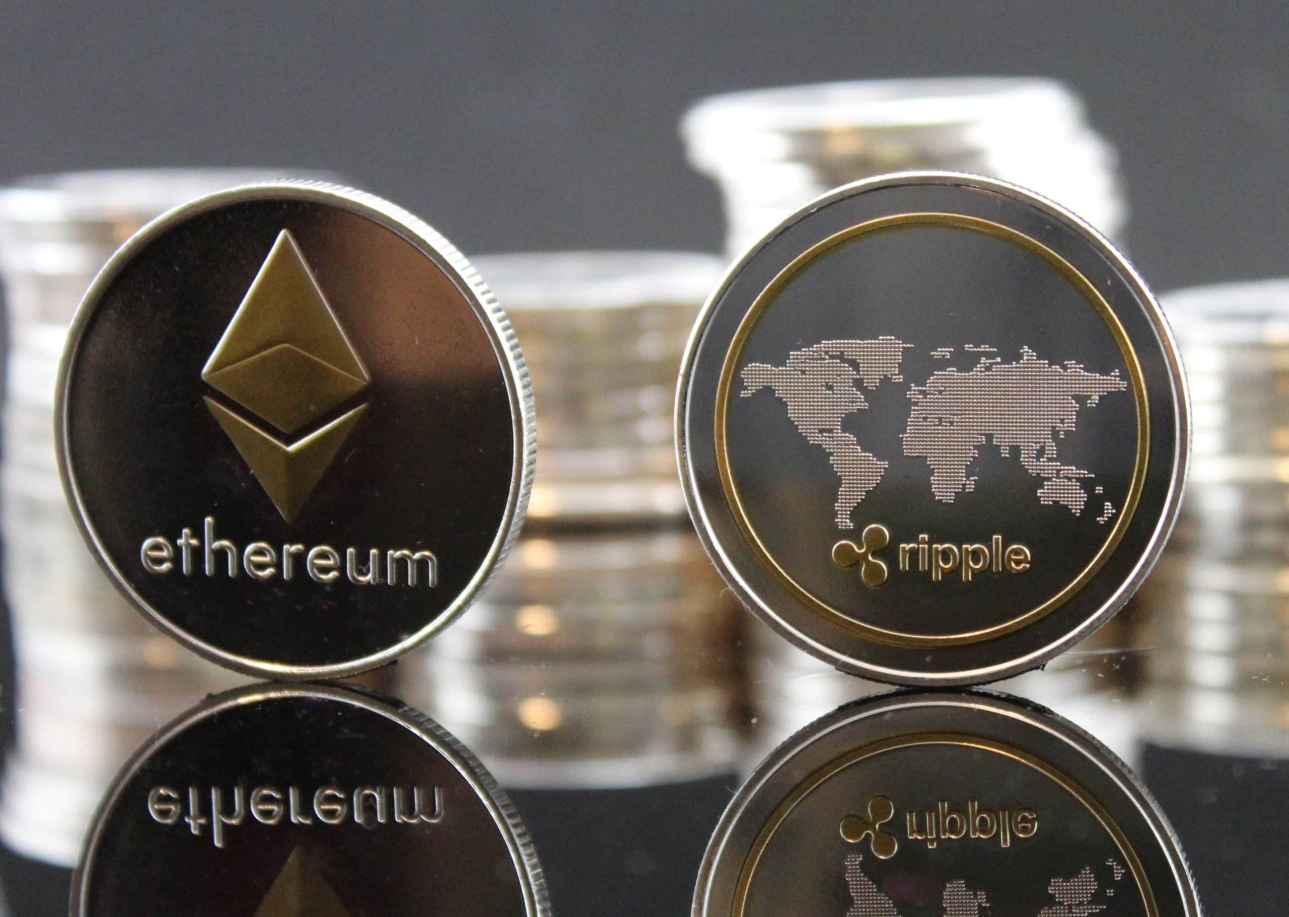 Das Bild zeigt eine XRP- und eine Ethereum-Münze.