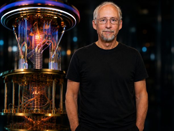 Das Bild zeigt Adam Back mit einem Quantencomputer