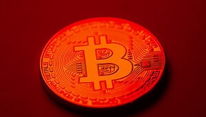Eine rot ausgeleuchtete Bitcoin-Münze