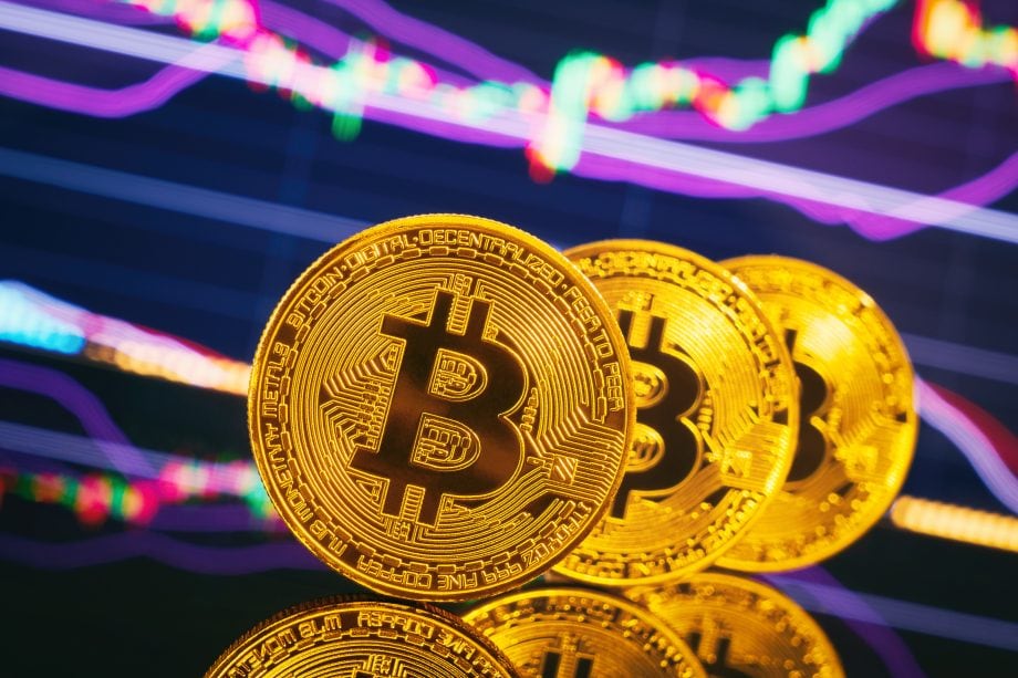 Bitcoin-Münzen vor einem lila Hintergrund
