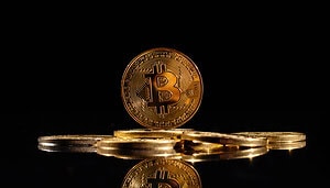 Das Bild zeigt eine Bitcoin-Münze